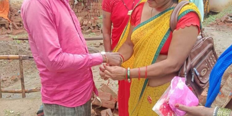 रक्षा सूत्र से बंधा ‘पक्के घर’ का संकल्प