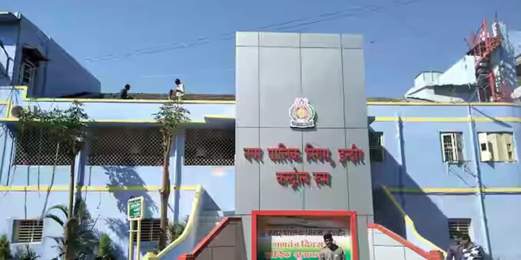 इंदौर में सरकारी जमीन पर कब्जाधारियों का खुलेगा संपत्तिकर खाता, टैक्स वसूली के प्रस्ताव पर मचा विवाद