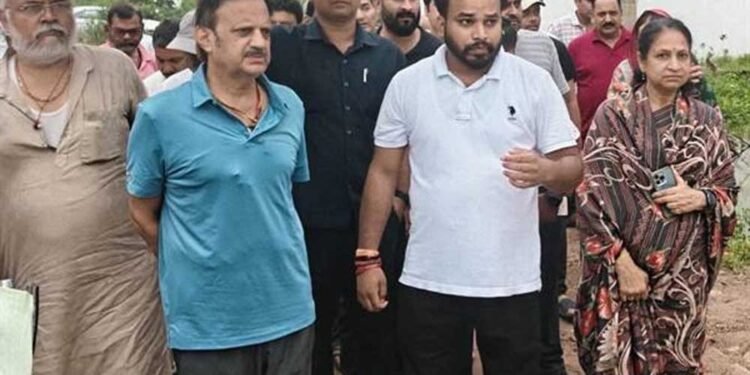 जलभराव प्रभावित क्षेत्रों में खुद पहुंचे उप मुख्यमंत्री शुक्ल, 9 लोगों को कराया रेस्क्यू