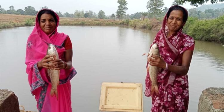 विष्णु भैया की पहल से तालाब बना महिलाओं की तरक्की का आधार