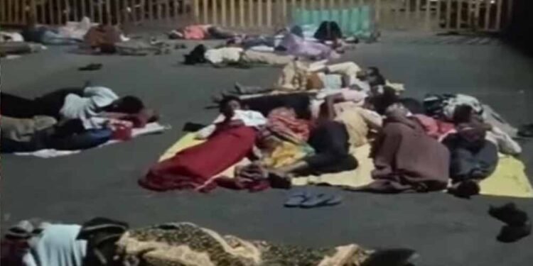 बदनावर-टिमरवानी फोरलेन मुआवजे को लेकर किसानों का प्रदर्शन, खुले आसमान के नीचे गुजारी रात