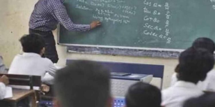 MP के 1.5 लाख शिक्षकों की नौकरी पर संकट? MPTET परीक्षा देना होगा जरूरी