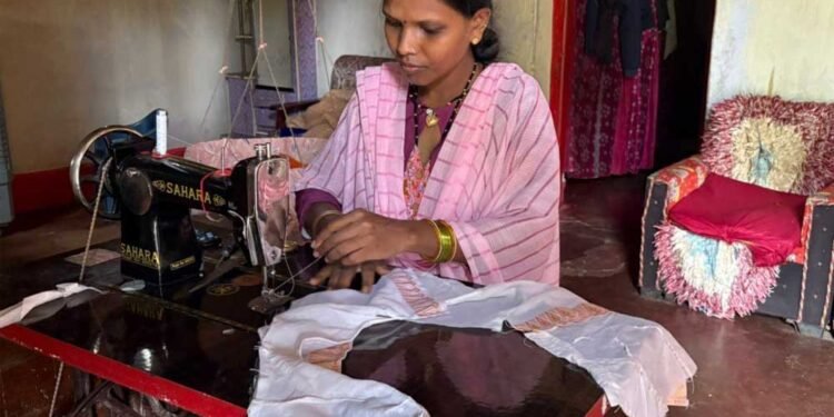 महतारी वंदन योजना से मिली आर्थिक संबल की ताकत, बचत से खरीदी सिलाई मशीन