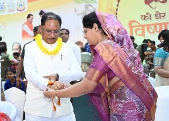राखी बंधवाकर भावुक हुए मुख्यमंत्री साय