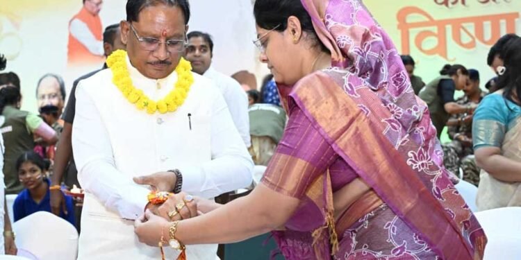 राखी बंधवाकर भावुक हुए मुख्यमंत्री  साय