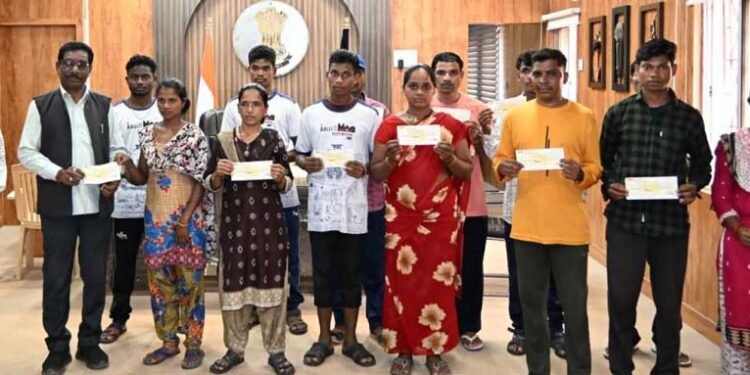 बंदूक छोड़ आत्मसम्मान का रास्ता