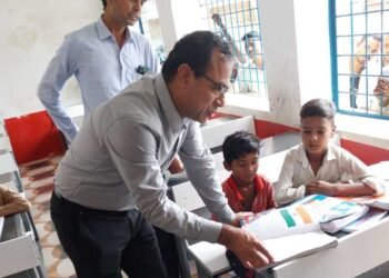 स्कूल शिक्षा विभाग के प्रमुख सचिव ने बच्चों के साथ बैठकर देखी पढ़ाई, शिक्षकों से संवाद कर शिक्षा की गुणवत्ता पर दिए सुझाव