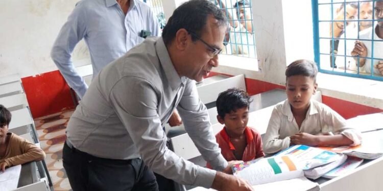 स्कूल शिक्षा विभाग के प्रमुख सचिव ने बच्चों के साथ बैठकर देखी पढ़ाई, शिक्षकों से संवाद कर शिक्षा की गुणवत्ता पर दिए सुझाव