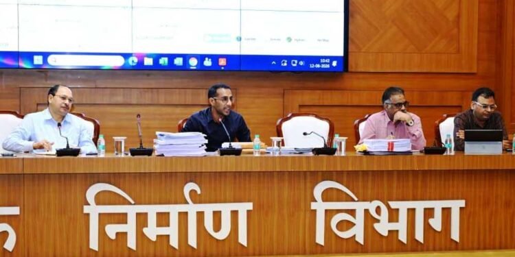 लोक निर्माण विभाग के सचिव ने सड़क एवं भवन निर्माण कार्यों की प्रगति की समीक्षा की