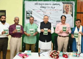 विधानसभा अध्यक्ष डॉ. रमन सिंह ने किया ‘सत्याग्रह‘ किताब का विमोचन