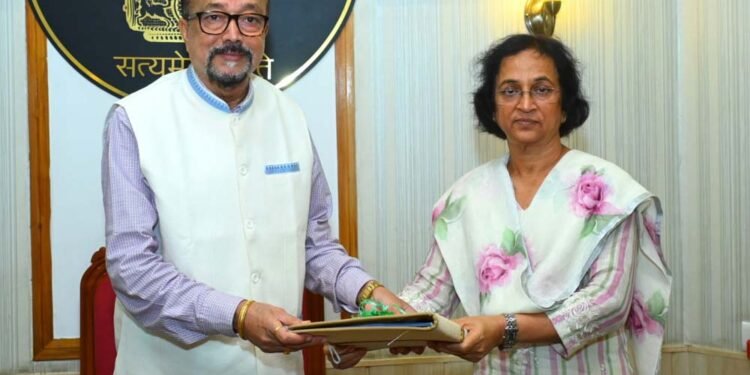 राज्यपाल  डेका को लोक सेवा आयोग की अध्यक्ष सु शांडिल्य ने वार्षिक प्रतिवेदन सौंपा