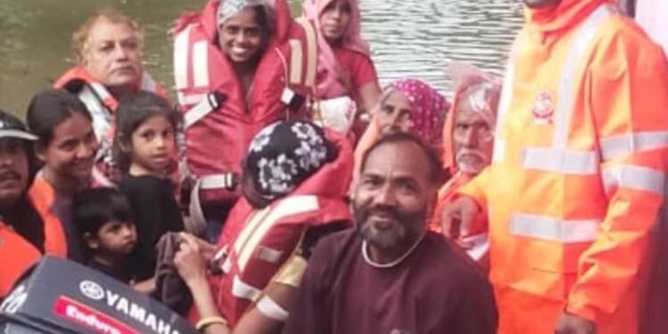 भारी बारिश और उफनती नदियों के बीच SDERF एवं होमगार्ड्स का व्यापक रेस्क्यू ऑपरेशन