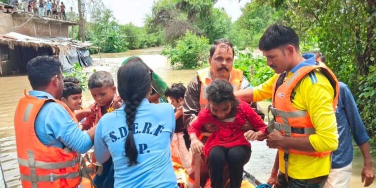 बारिश और बाढ़ के बीच मध्यप्रदेश पुलिस का रेस्क्यू ऑपरेशन—SDERF एवं होमगार्ड्स ने बचाईं 98 जिंदगियां