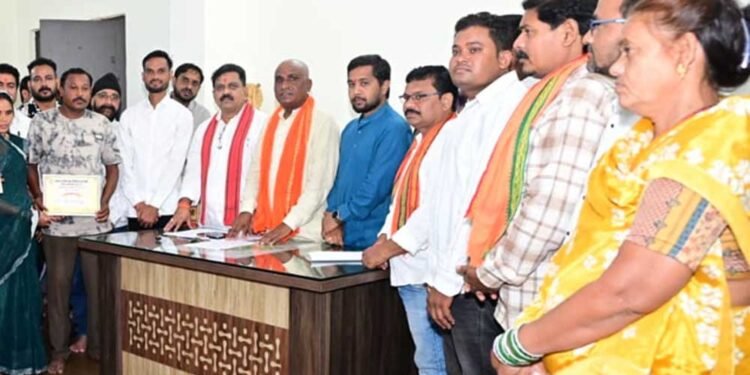 उप मुख्यमंत्री विजय शर्मा ने कवर्धा के हितग्राहियों को सौंपे पीएम आवास योजना शहरी 2.0 के स्वीकृति पत्र