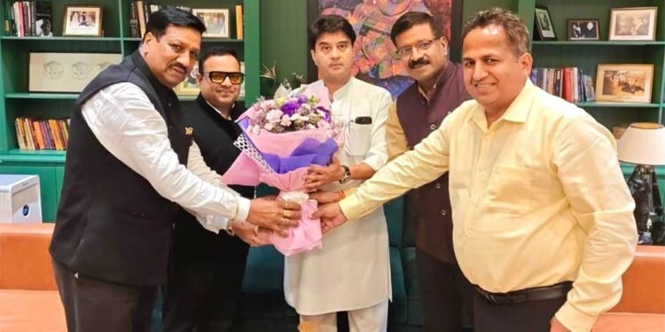 केंद्रीय संचार मंत्री  ज्योतिरादित्य सिंधिया से चेम्बर पदाधिकारियों ने की सौजन्य भेंट, विभिन्न महत्वपूर्ण विषयों पर किया आग्रह
