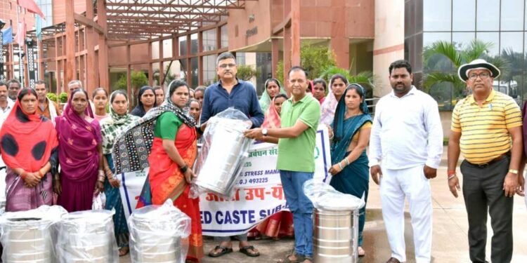 अनुसूचित जाति उपयोजना के तहत किसानों को स्टोरेज बिन वितरित