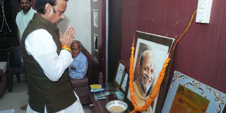 उपमुख्यमंत्री राजेंद्र शुक्ल ने स्व. पारस जैन के निवास पहुंचकर परिजनों से की भेंट, व्यक्त की शोक संवेदना