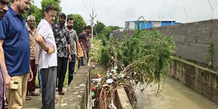 उप मुख्यमंत्री ने जलमग्न क्षेत्रों का दौरा कर स्थिति का लिया जायजा