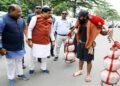 मुख्यमंत्री डॉ. यादव इंदौर में काफिला रूकवाकर कावड़ यात्री से मिले