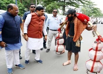 मुख्यमंत्री डॉ. यादव इंदौर में काफिला रूकवाकर कावड़ यात्री से मिले