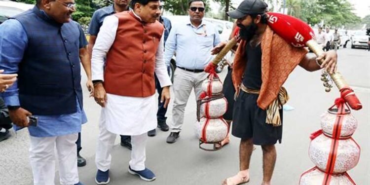 मुख्यमंत्री डॉ. यादव इंदौर में काफिला रूकवाकर कावड़ यात्री से मिले