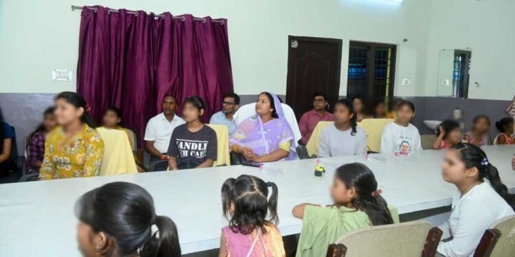 मंत्री  लक्ष्मी राजवाड़े ने बालिका गृह की बेटियों के साथ सुनी ‘मन की बात’ ’