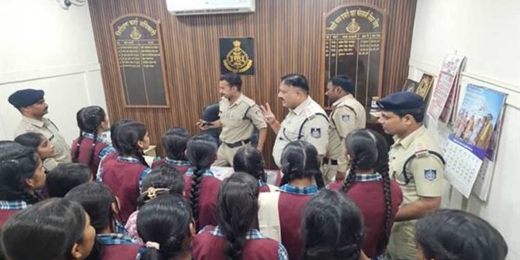 स्कूलों में कानून की पाठशाला, थानों में पुलिसिंग का प्रत्यक्ष अनुभव