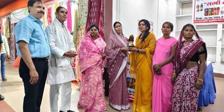 राज्यमंत्री राधा सिंह ने किया भोपाल हाट के राखी मेले का भ्रमण