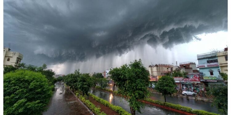 17 अगस्त को 19 राज्यों में भारी बारिश-आंधी का अलर्ट, 85 किमी/घंटे तक चलेंगी हवाएं