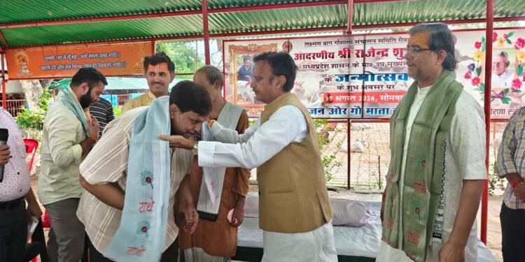 उप मुख्यमंत्री ने जान जोखिम में डालकर गायों की रक्षा करने वाले गौ सेवकों को किया सम्मानित