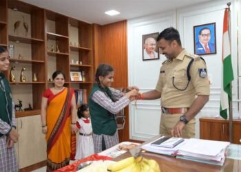 छात्राओं ने तिलक लगाकर राखी बांधी, एसपी ने सुरक्षा के साथ शिक्षा और आत्मविश्वास का दिया संदेश