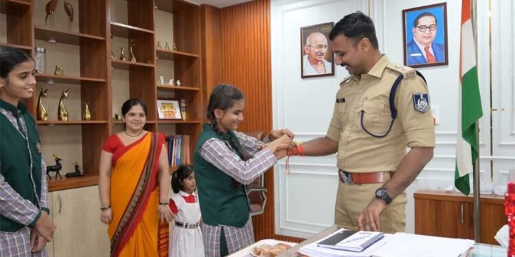 छात्राओं ने तिलक लगाकर राखी बांधी, एसपी ने सुरक्षा के साथ शिक्षा और आत्मविश्वास का दिया संदेश
