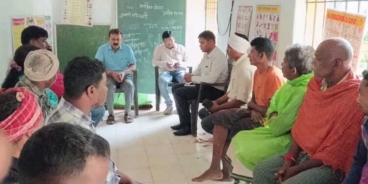 करोड़ों की रॉयल्टी देने वाला गांव, फिर भी तिरपाल के नीचे पढ़ने को मजबूर बच्चे