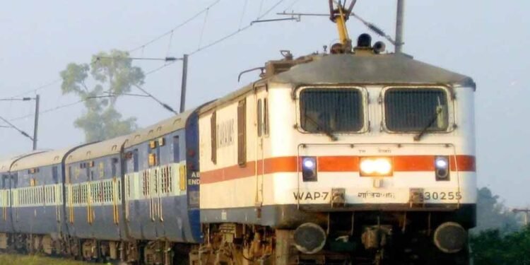 Railway Update: यात्रियों के लिए जरूरी खबर! 12 ट्रेनों के रूट में अस्थायी बदलाव, देखें डेट और स्टॉप