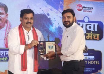 उपमुख्यमंत्री विजय शर्मा ने युवा मंच में किया सम्मानित