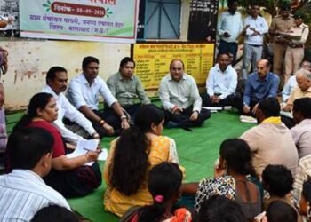 संभागायुक्त ने बालाघाट के पाथरी ग्राम में की रात्रि चौपाल