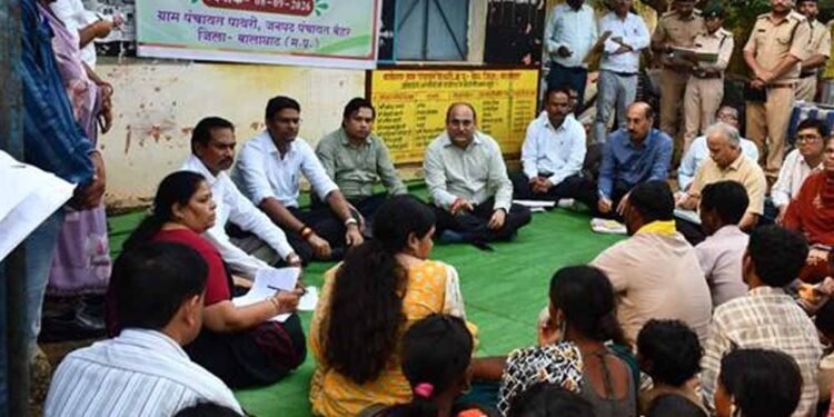 संभागायुक्त ने बालाघाट के पाथरी ग्राम में की रात्रि चौपाल
