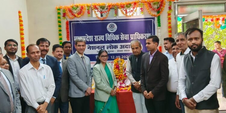 नेशनल लोक अदालत में कुटुम्ब न्यायालय मुरैना में 60 पारिवारिक मामलों का निपटारा