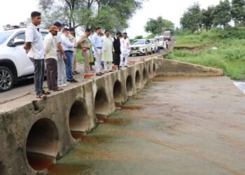 प्रदूषित जल के प्रभाव एवं समाधान के लिए कलेक्टर-एसपी ने किया मेघनगर क्षेत्र का निरीक्षण