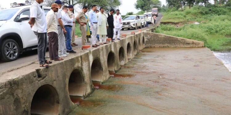 प्रदूषित जल के प्रभाव एवं समाधान के लिए कलेक्टर-एसपी ने किया मेघनगर क्षेत्र का निरीक्षण