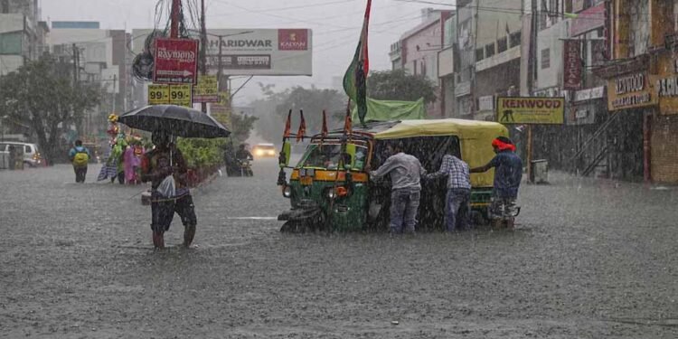 MP Weather: 15 जिलों में भारी बारिश का अलर्ट, उज्जैन-देवास समेत कई इलाकों में बदलेगा मौसम