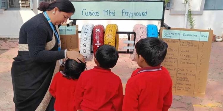 भोपाल के सरकारी स्कूल की अनोखी पहल, कबाड़ से बन रहे विज्ञान-गणित के मॉडल; बच्चों के लिए पढ़ाई हुई आसान