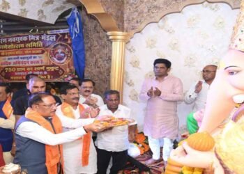 117 साल पुरानी गणेशोत्सव परंपरा में शामिल हुए CM साय, गोल बाजार में किए विघ्नहर्ता के दर्शन