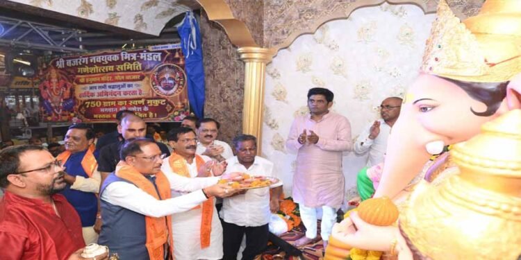 117 साल पुरानी गणेशोत्सव परंपरा में शामिल हुए CM साय, गोल बाजार में किए विघ्नहर्ता के दर्शन