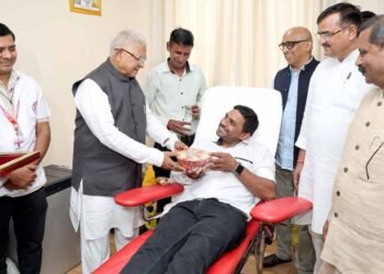 राज्यपाल पटेल ने लोकभवन में रक्तदान-स्वास्थ्य शिविर का किया शुभारंभ, 370 लोग हुए शामिल