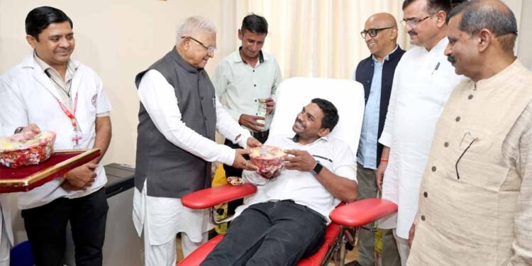 राज्यपाल पटेल ने लोकभवन में रक्तदान-स्वास्थ्य शिविर का किया शुभारंभ, 370 लोग हुए शामिल
