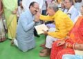 सेवा संकल्प अभियान में डिप्टी सीएम अरुण साव ने पेंशनधारियों के पैर पखार सेवा कर लिया आशीर्वाद, लोरमी में सेवा संकल्प का भावुक पल