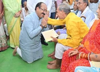 सेवा संकल्प अभियान में डिप्टी सीएम अरुण साव ने पेंशनधारियों के पैर पखार सेवा कर लिया आशीर्वाद, लोरमी में सेवा संकल्प का भावुक पल