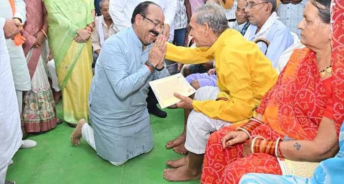 सेवा संकल्प अभियान में डिप्टी सीएम अरुण साव ने पेंशनधारियों के पैर पखार सेवा कर लिया आशीर्वाद, लोरमी में सेवा संकल्प का भावुक पल