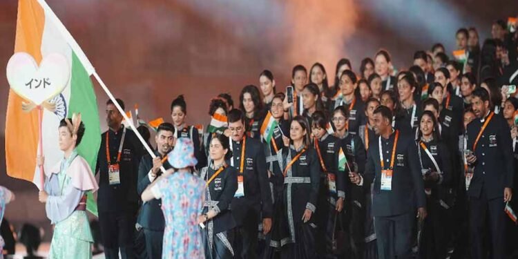 एशियन गेम्स का रंगारंग आगाज, मनु भाकर-पवन सहरावत ने लहराया तिरंगा